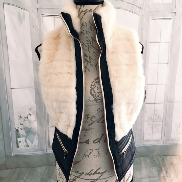 Ci Sono Jackets & Blazers - Ci Sono Women's Small Cream Vest Faux Fur